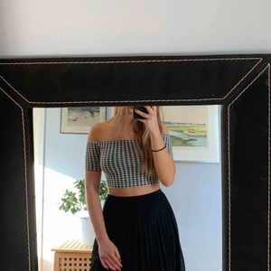  - En kort bardot/off-shoulder topp med gingham mönster. Inköpt från topshop i London, sparsamt använd kanske 3-4 gånger 