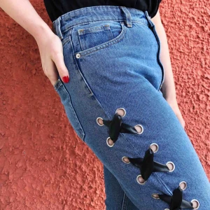  - Sjukt coola byxor från Monki med snörning! ALDRIG använda, prislappen sitter kvar. Nypris: 500kr så säljer dem för halva priset! De behöver kärlek, för jag insåg att det inte riktigt var min stil. Kan fraktas, betalning sker via Swish! ✨