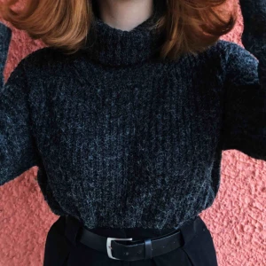  - Supersnygg stickad tröja som skiftar i lite olika gråa färger! Supermysig och skön att ha på sig nu när det nästan nästan nästan är vår! Den behöver lite mer kärlek! 🌸 Kan fraktas, betalning sker via Swish ✨