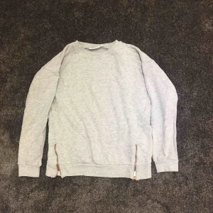  - En grå tjocktröja! Köparen betalar frakten :) betalas med swish