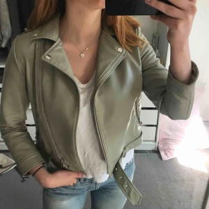  - En fejk skinn jacka från zara barn. Storlek 152 men sitter precis som en xs. Köparen står för frakt, endast swish <3
