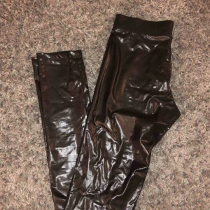  - Lack-leggings från Ginatricot i storlek XS, väldigt snygga & sköna. Piffar upp en outfit 👍🏼 60:- + frakt 