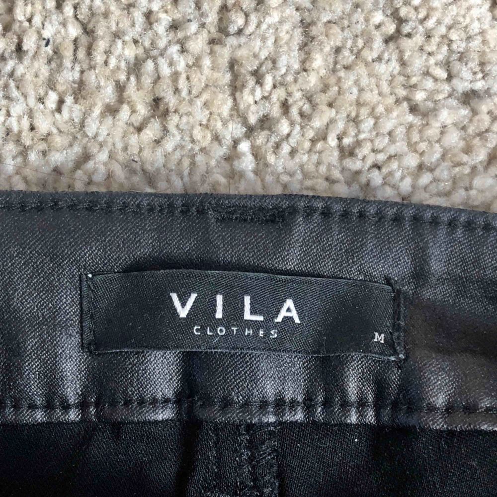 Högmidjade svarta skinnbyxor. Säljer på grund av fel storlek. Köpare står för frakt ☺️. Jeans & Byxor.