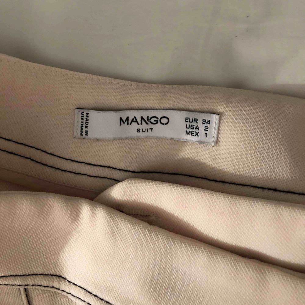 As snygga beiga byxor från Mango! Endast använda en gång faktiskt! En liten fläck vid ena baksidalår men inte synlig. Frakt står du för om det behövs👍🏼. Jeans & Byxor.
