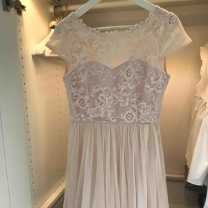  - Superfin klänning perfekt till skolavslutning eller sommarens fester. Mycket fint skick då den endast är använd en gång. Frakt tillkommer, köparen står för frakten. 