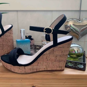  - Bara använda en gång.  Behöver de fraktas, står köparen för den ☺️