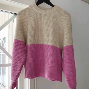  - Stickad tröja, använd ett par gånger! Fint skick. 