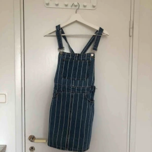  - Säljer denna från H&M divided då den tyvärr är för liten för mig. Den är i superfint skick! Köparen står för frakten.