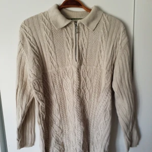  - Mysig stickad tröja med liten dragkedja