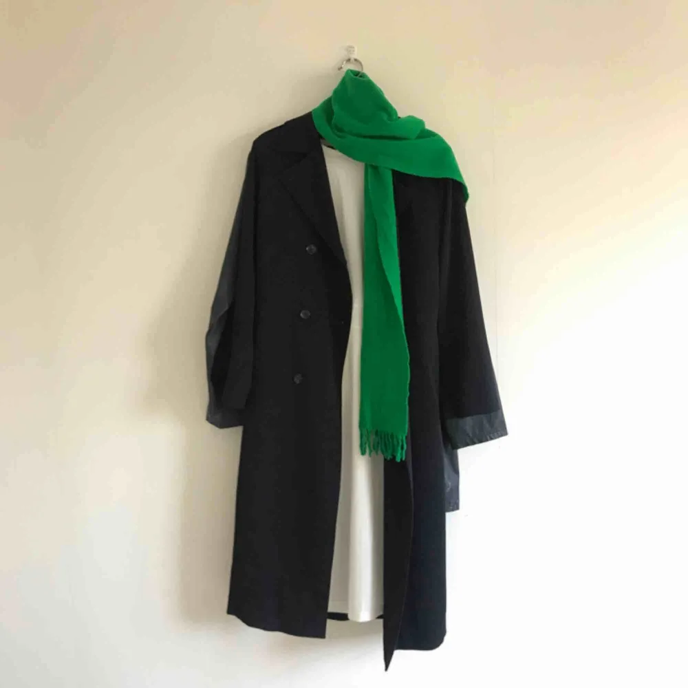 100% wool electric green scarf. Perfect for autumn weather. In good conditions.. Accessoarer.