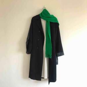 100% wool electric green scarf. Perfect for autumn weather. In good conditions.