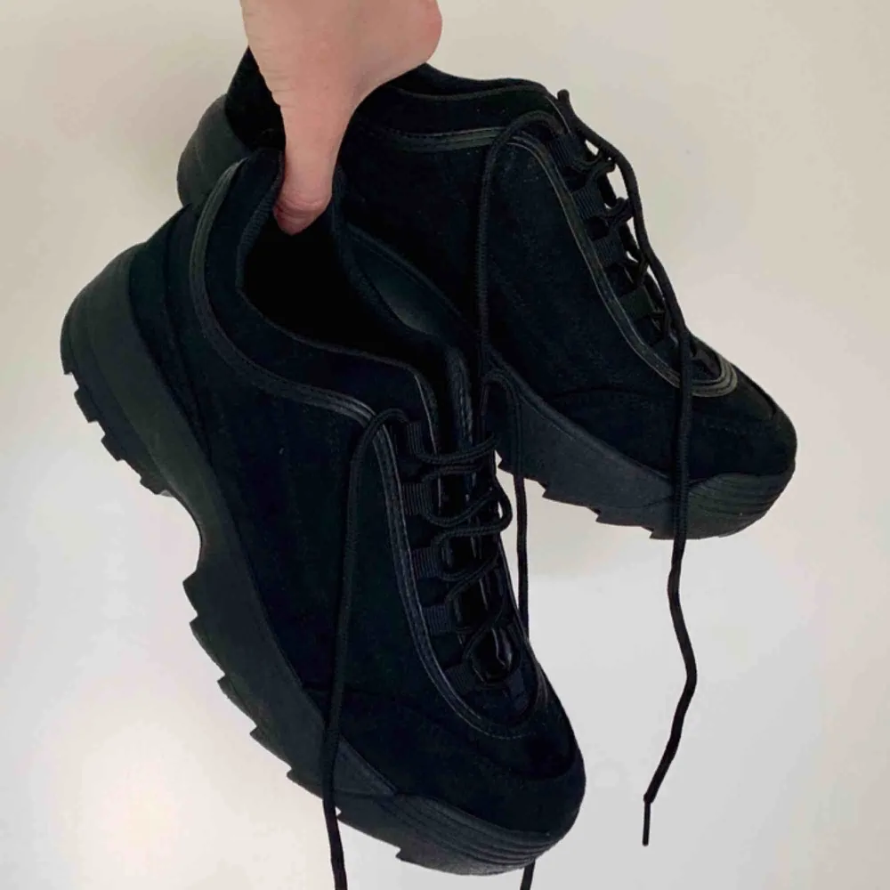 aldrig använda (endast provade) svarta chunky sneakers från krush 👟 säljer pga för stora för mig! har kvar och skickar i originallådan. köparen står för frakt 🤪. Skor.