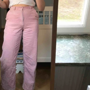  - jag kommer att sälja mina älskade rosa manchesterbyxor om jag får bra bud. De är högmidjade och sitter tajt över rumpan men är raka i benen så ens ben ser låånga ut :) skriv om du har några frågor! Köparen står för frakt :)