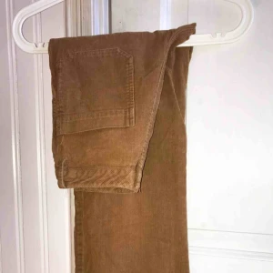 - Bruna populära manchesterbyxor från Indiska. Köpt för 500kr. Bra skick, inget trasigt, inga fläckar. Mellan-hög midja sitter snyggt över rumpan, tight upptill och stuprörsmodell i ben.☺️☺️