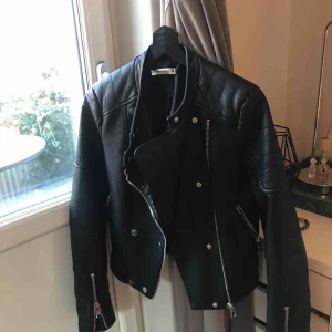  - Säljer min skinnjacka från ginatricot, super snygg och passar till mycket 🕺🏼