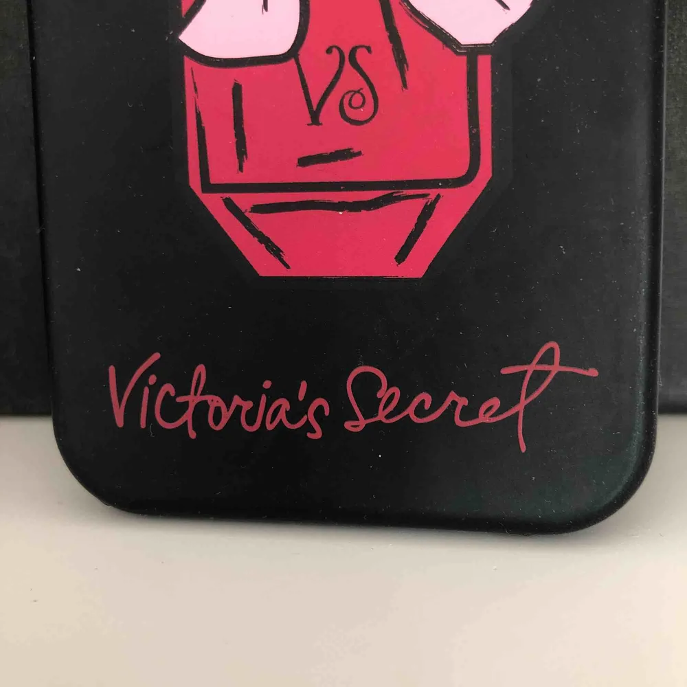Ett äkta Victorias secret skal till iPhone 6, köpt nån gång under 2017 och används inte längre. Bra kvalite🥰frakt 10kr💘. Accessoarer.