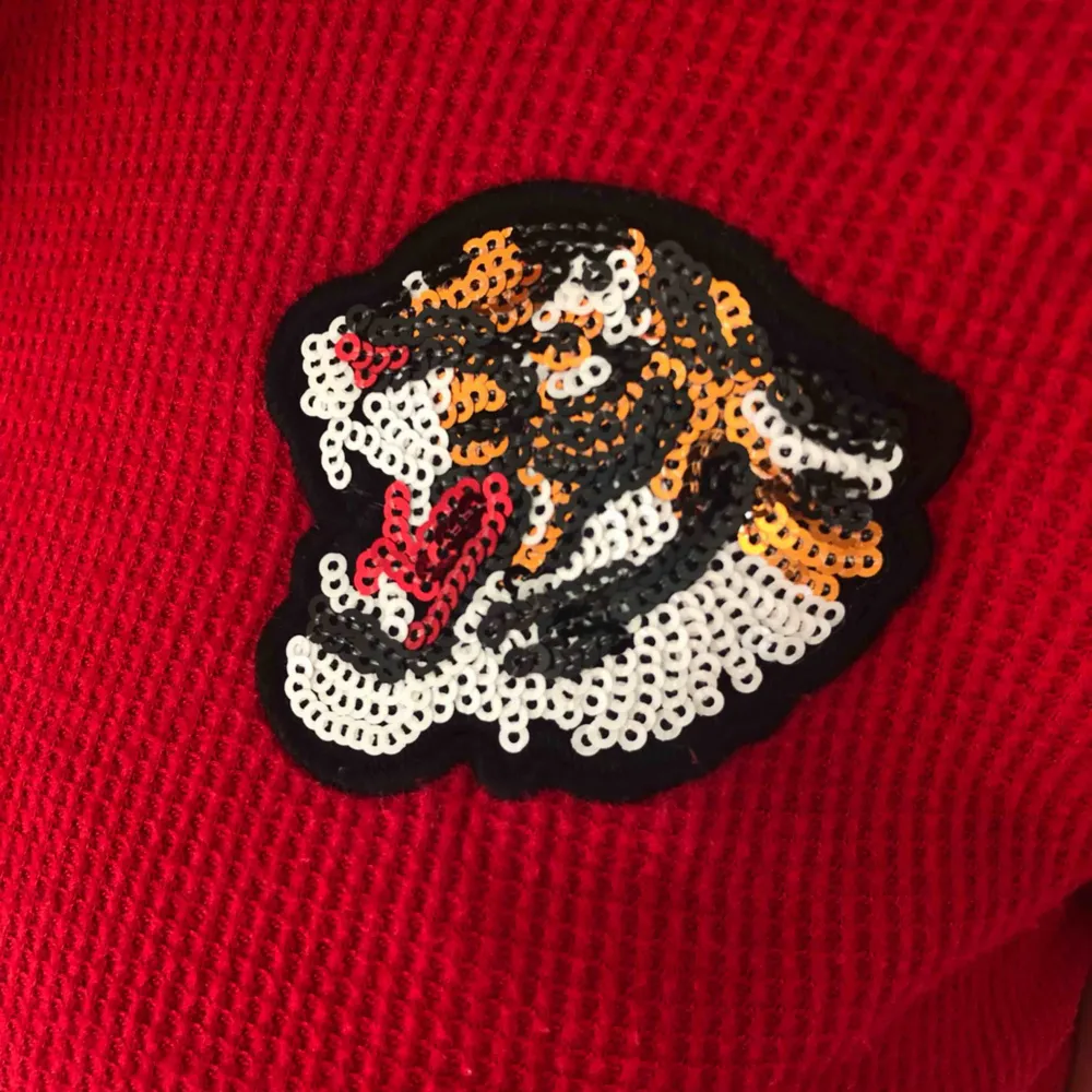 Röd tiger T-shirt ifrån Hollister  OBS frakt ingår inte. T-shirts.