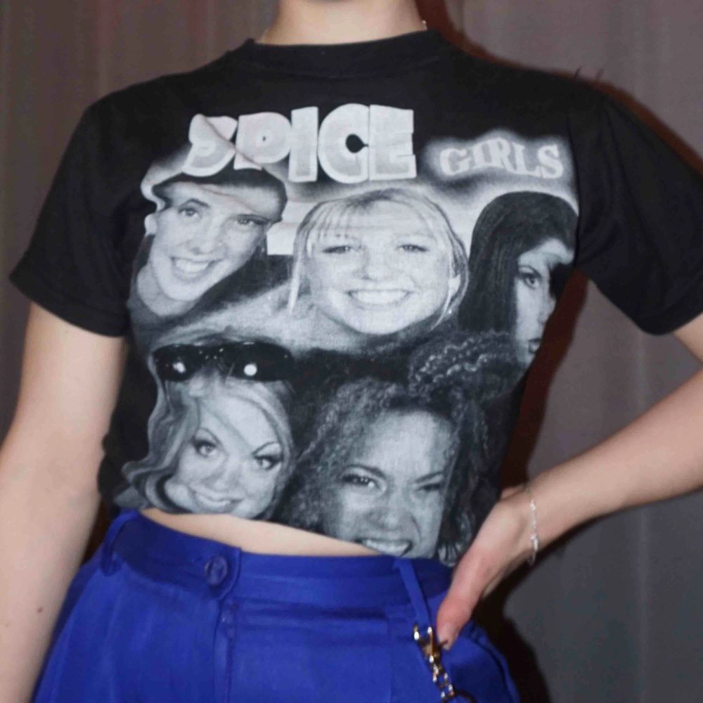 ⭐️T-shirt med Spice Girls-tryck på både fram och baksida (vänt tröjan bak och fram på första bilden). Hittad på Emmaus för 3 år sen ca, använd några få gånger⭐️. T-shirts.