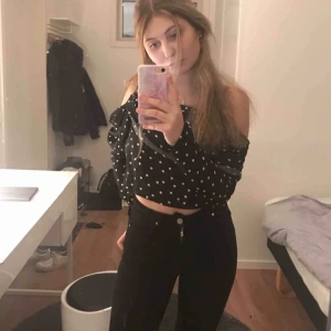  - Svart & vitprickig top med mycket fina detaljer som volanger, typ offshoulder men med ett smalt band osv. Från Linn Ahlborg x NA-KD. Nästan aldrig använd så ungefär som ny. Frakt tillkommer! 