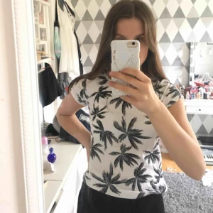  - Supersöt t-shirt med palmer på! 