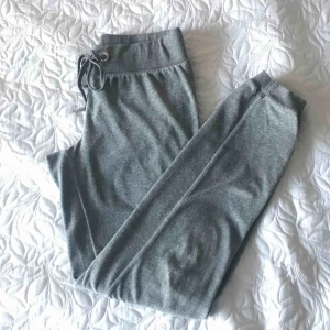  - Grå cubusbyxor❤️ sammetsbyxor som är världens skönaste, säljer pga de blev för små :/ skicket är som nytt, frakt tillkommer