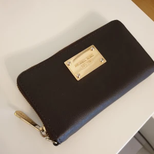  - Supersnygg plånbok från Michael Kors.Knappt använd så den är som ny. Såklart är den äkta. 