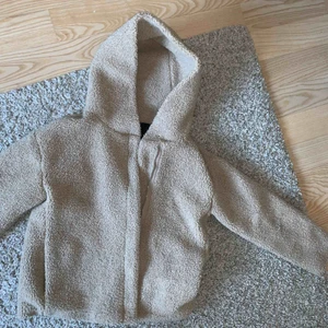  - Teddy- jacka från zara med jättemysig luva. Perfekt till våren :)