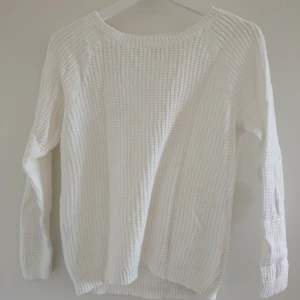  - Stickad Vit Tröja i storlek XS. Gott skick! 