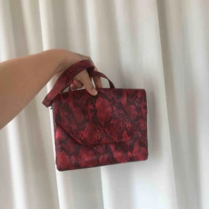  - Jättefin handväska från monki. Röd med ormskinnsmönster. Rymmer mycket, består av två stor fack. Har en axelrem som man kan göra kortare och längre. Köparen står för frakt🔥💘