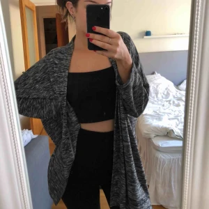  - Mysig lite längre kofta, oversized. Köparen står för frakten.