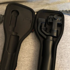  - Fick denna i present, har redan en annan gimble till min kamera, har endast använt den 2 gånger. Väldigt bra för att spela in video. Ingår väska och laddare 