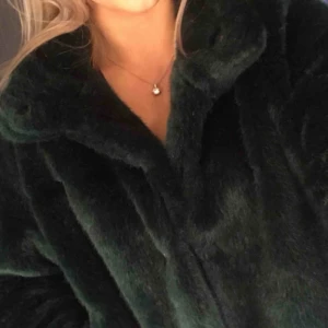  - Lindex pälsjacka i fin mörkgrön färg, varit en favorit länge men används knappt längre tyvärr. 250 + frakt 