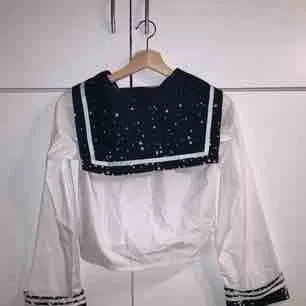 Söt ”sailor” skjorta med japanskt stuk! Ingen exakt storlek men uppskattas S. Använd max 5 gånger. Kan skickas men köparen står för frakten!🤠. Blusar.