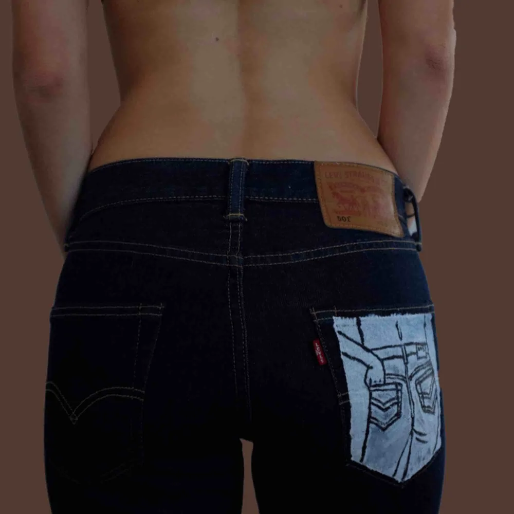 Levis 501 med handmålad design på fickan. Jeans & Byxor.