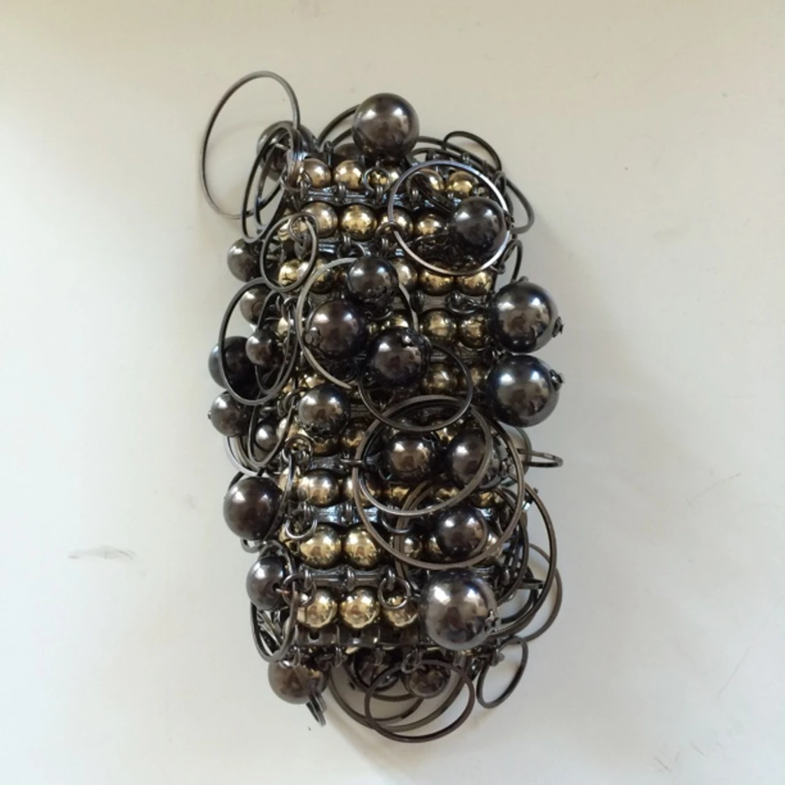 Armband med pärlor och ringar. Bra skick.  - 1399212328