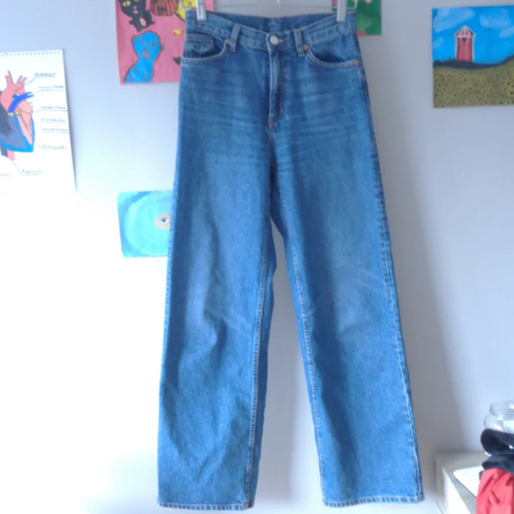 Yoko jeans from Monki, tighten to the knee and become Vida after, hål där bak men har sytts igen och håller,waist size; 70cm inner leg measure: 81cm, freight is added :). Jeans & Byxor.