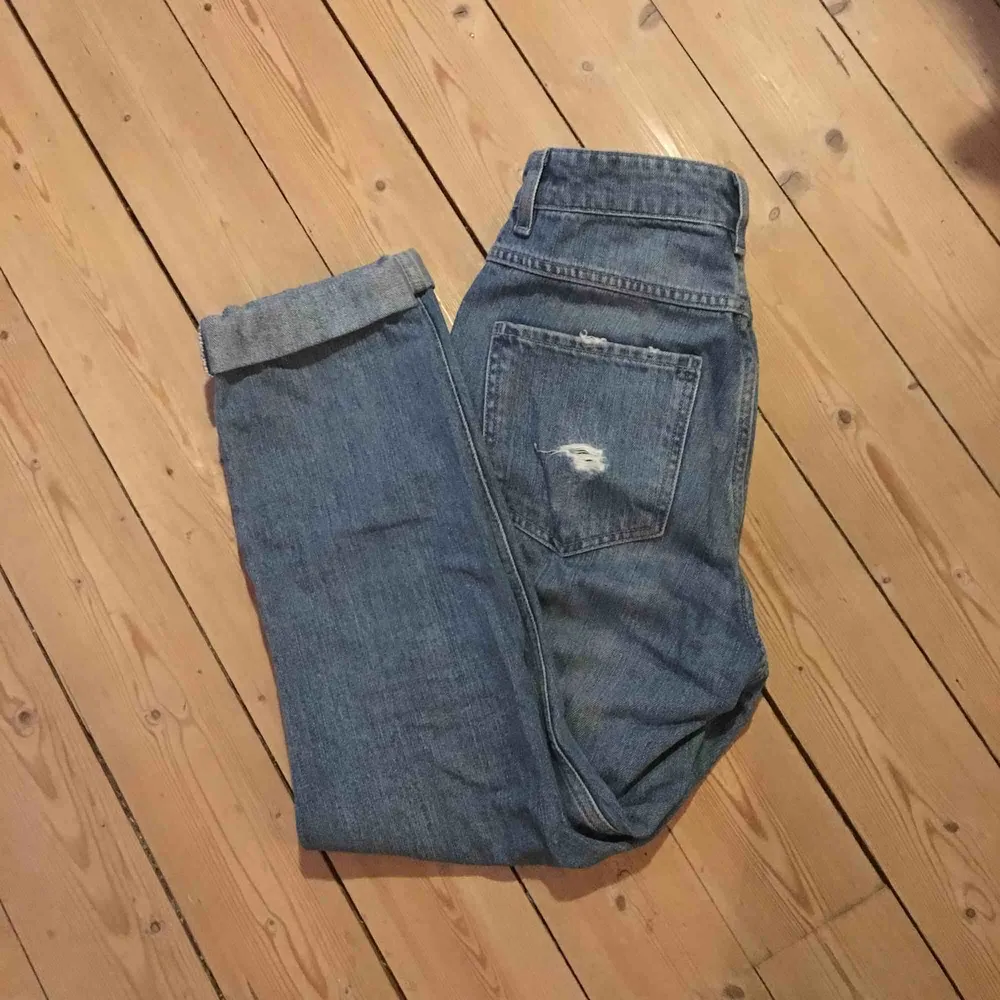 Säljer ett par trasiga jeans från Monki i strl XS, mycket fint skick. Köparen står för frakten och swisch funkar fint😉. Jeans & Byxor.