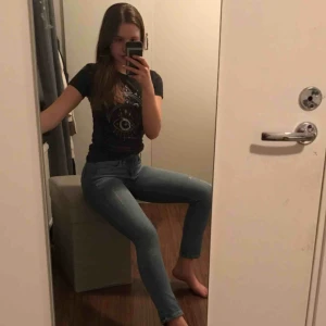  - Stretchiga jeans i fint skick. Köparen står för frakt