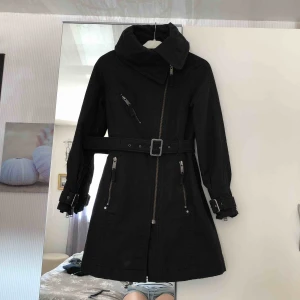  - Svart jacka. Snygga detaljer med dragkedjor på ärmarna. Frakt tillkommer