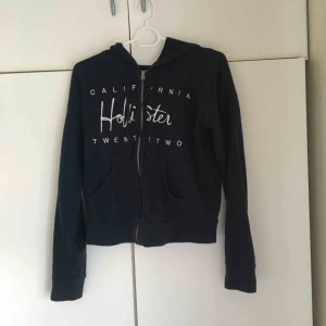  - Väldigt bra skick, marinblå kofta från hollister, storlek XS