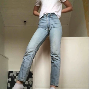  - Säljer mina high waisted jeans från Levi’s som tyvärr är lite små för mig:(  Storleken säger 26 i midjan men ja skulle säga 25. Köpare står för frakt💞