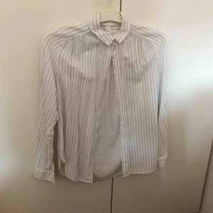  - Randig skjorta från hm, tunt mjukt material. Frakt tillkommer