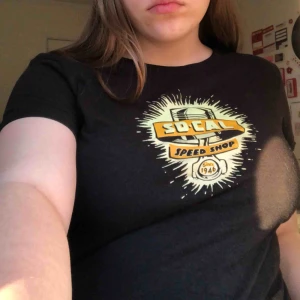  - Supergullig svart tröja med gult tryck. Lite tunnare material, perfekt i sommar med ett par jeansshorts! 