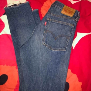  - Wedgie straight leg tror jag modellen heter Högmidjade avklippa blåa jeans(köpta avklippta) 27/28 i storlek (motsvarande s)