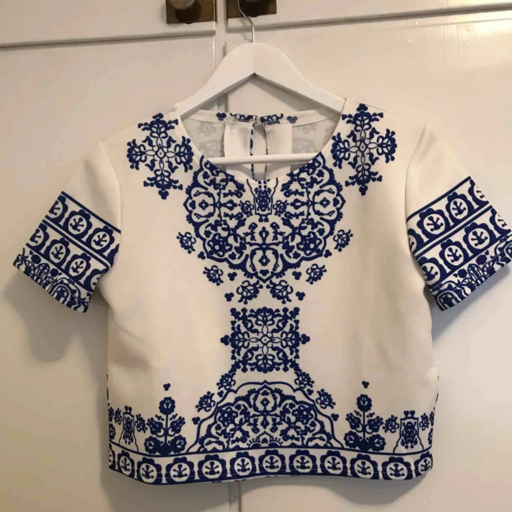 Croptop från Shein. Materialet är super mjukt!! Använt bara en gång!! Storlek S men passar även xs-m. Toppar.