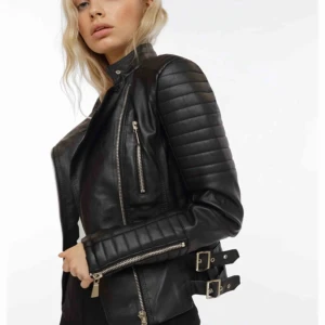  - Skinnjacka, köpt för 700, knappt använd helt i nyskick och säljes pga brist av på användning