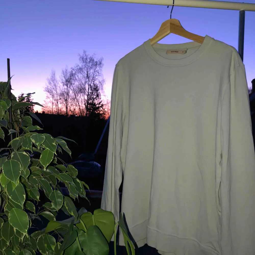 En tunnare långärmad tröja Fit: rak men lite längre ärmar Cond: 8/10 (lappen har lossnat på ena sidan) Färg: isblå/grå. Tröjor & Koftor.