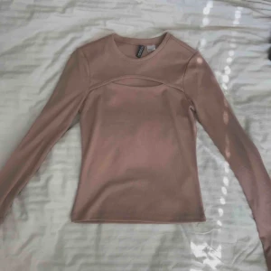  - Beige tröja med en öppning vid bröstet. Liknar chiquelles modell. Storlek xs från hm. Nyskick. Endast testad. 