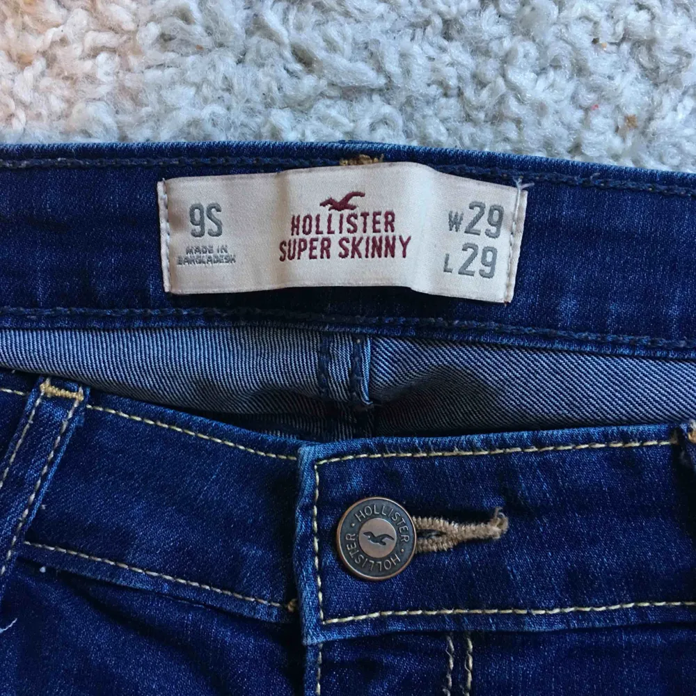 Hollister jeans  Super bra skick!  Passar mig som har 38. Jeans & Byxor.
