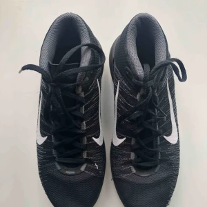  - Sparsamt använda basketskor. Jättesnygga och bekväma med bra stötdämpning. Går även att använda som vanliga inneskor. Frakt tillkommer på 59kr eller möts upp i Örebro.